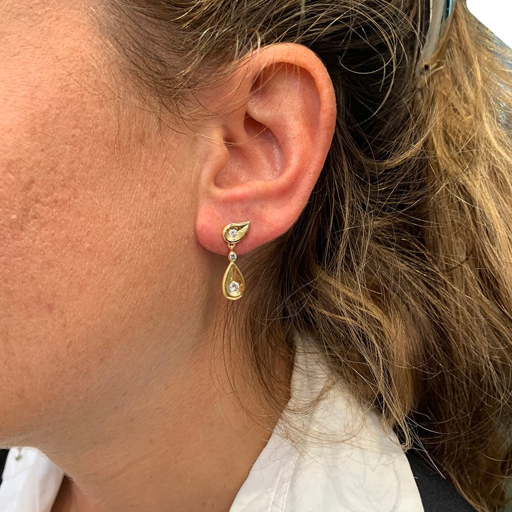 Boucles d'oreilles Pendantes CARTIER en or jaune et diamants - Castafiore