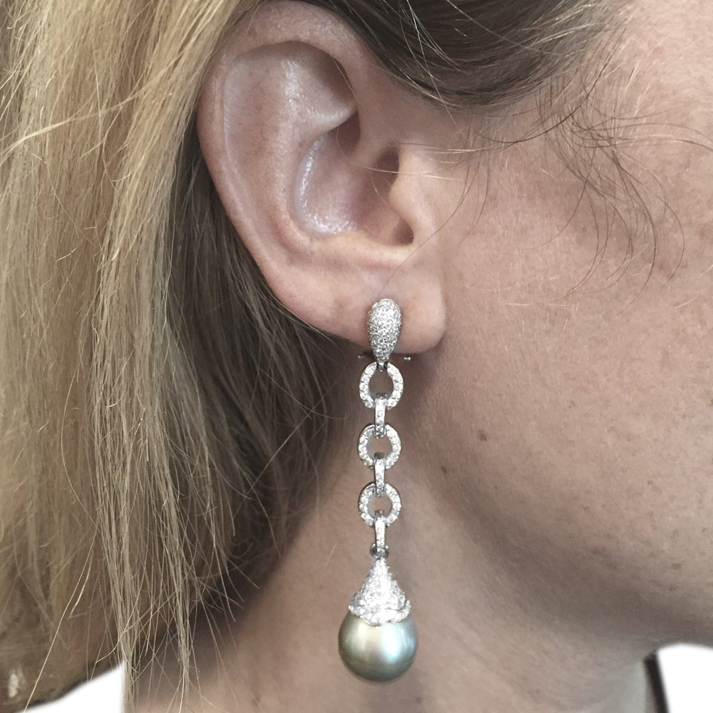 Boucles d'oreilles pendantes en or blanc, diamants et perles - Castafiore