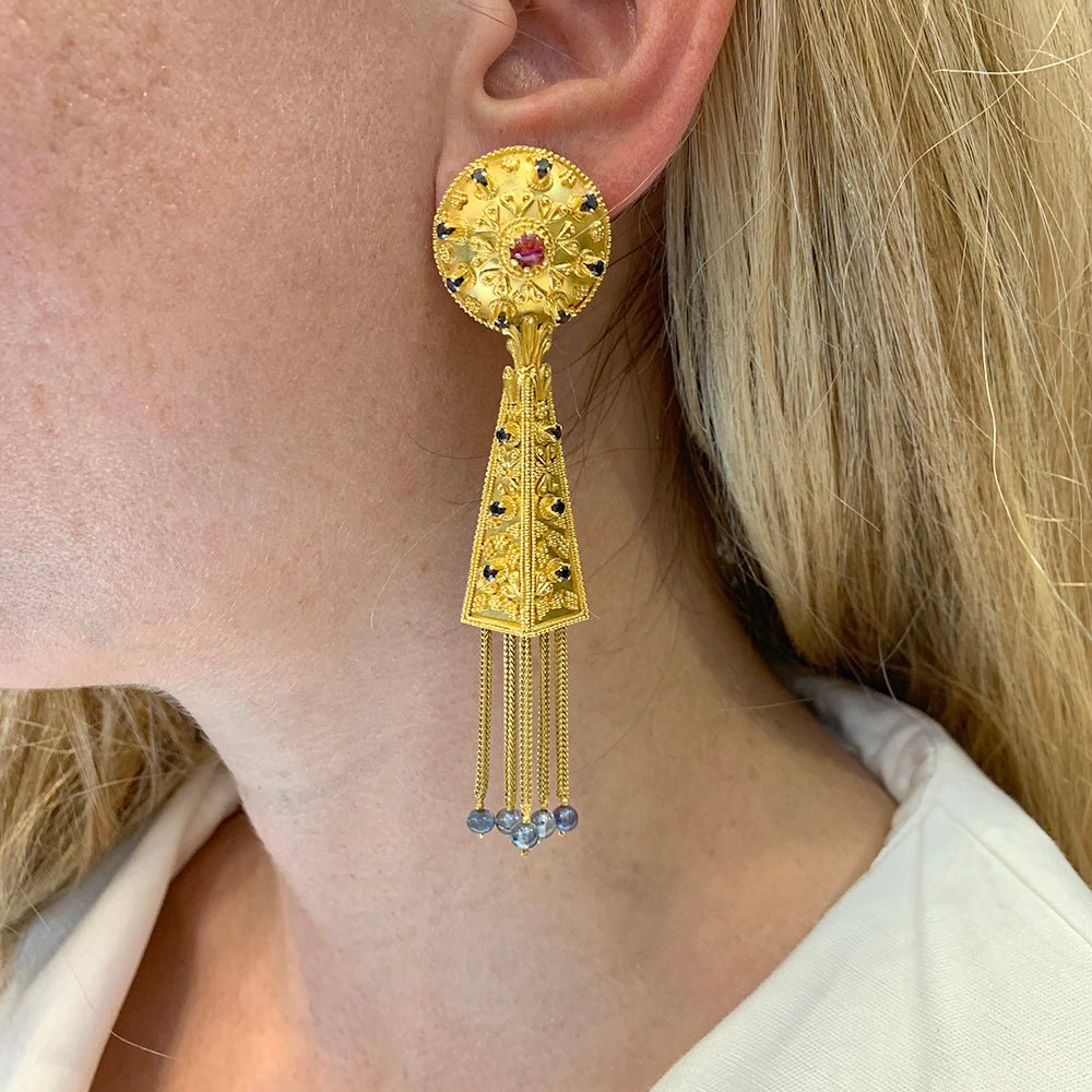 Boucles d'oreilles pendantes en or jaune, rubis et saphirs - Castafiore