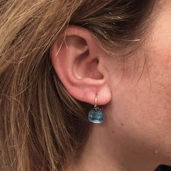 Boucles d'oreilles Pomellato, "Nudo Classic" topaze bleue, deux ors. - Castafiore