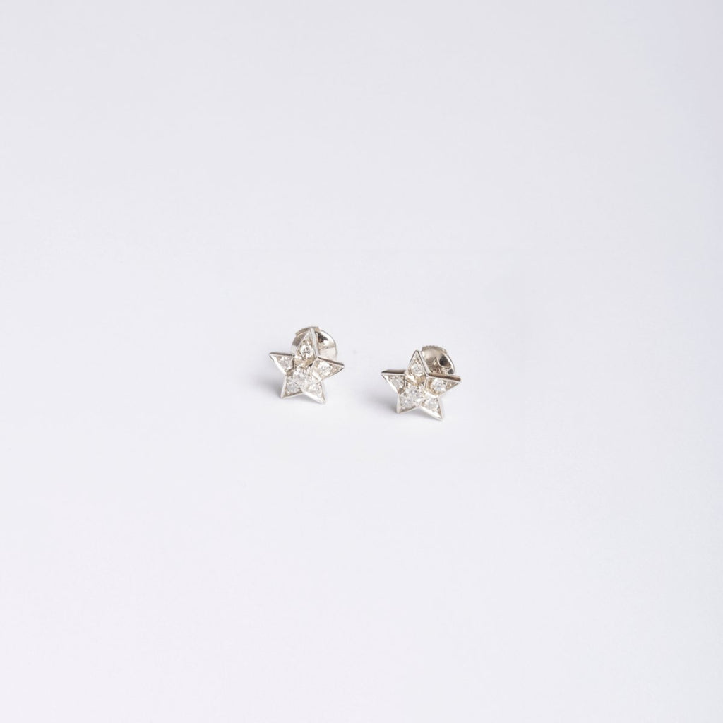 Boucles d'oreilles Puces CHANEL "Comète" en or blanc et diamants - Castafiore