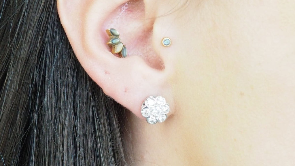 Boucles d'oreilles Puces fleur en or blanc et diamants - Castafiore