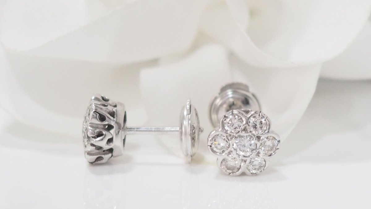 Boucles d'oreilles Puces fleur en or blanc et diamants - Castafiore