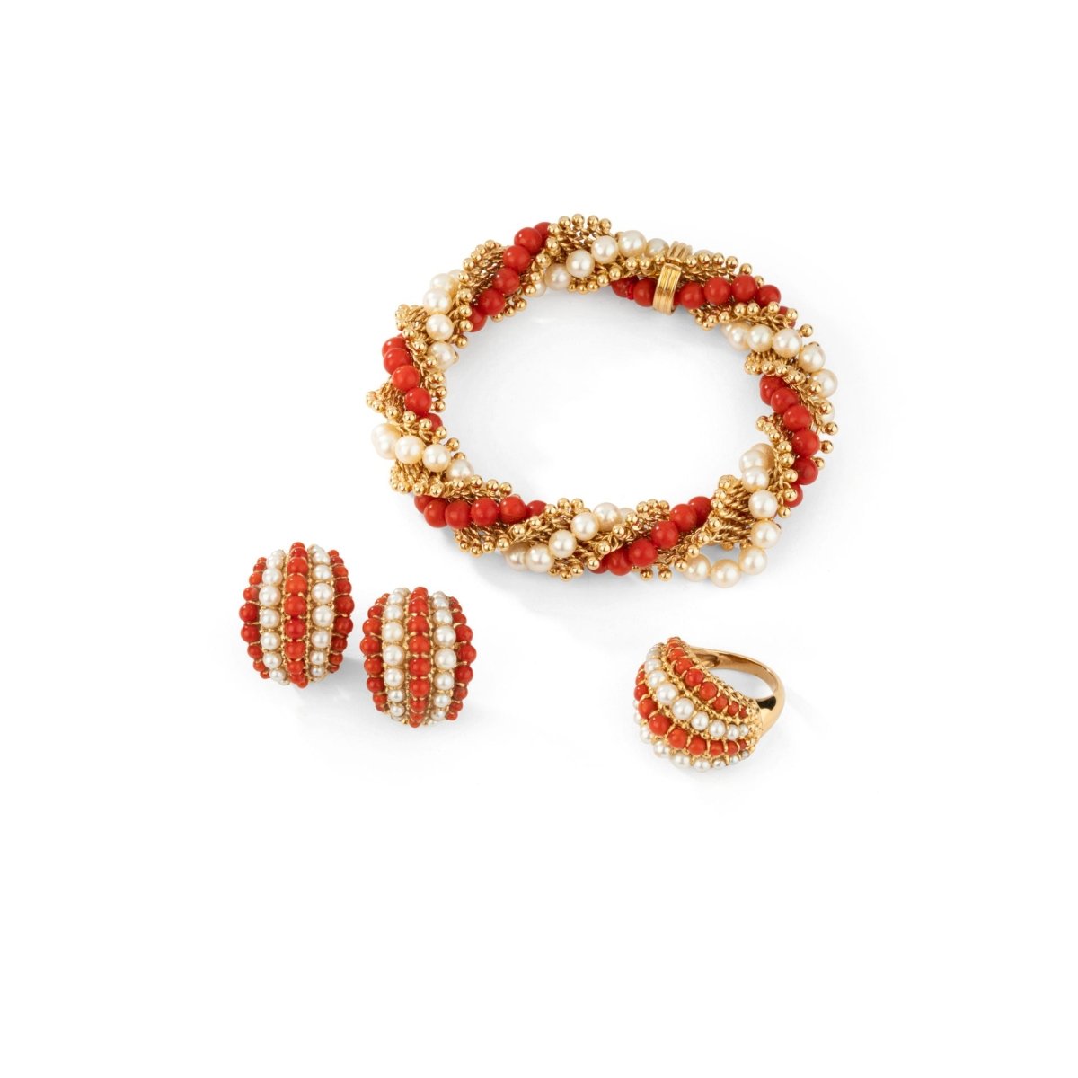 Boucles d'oreilles VAN CLEEF & ARPELS "Twist" en or jaune, corail et perles - Castafiore