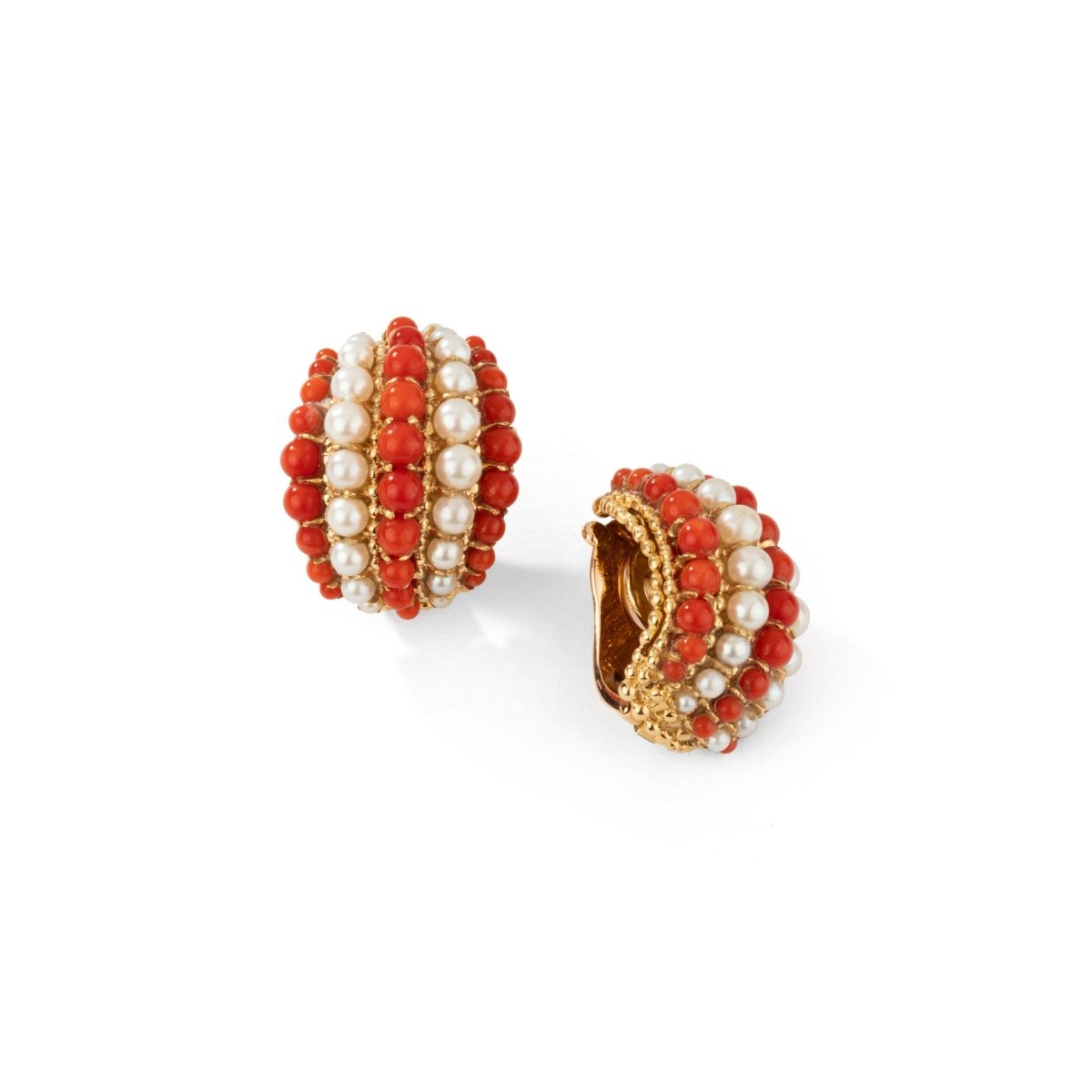 Boucles d'oreilles VAN CLEEF & ARPELS "Twist" en or jaune, corail et perles - Castafiore