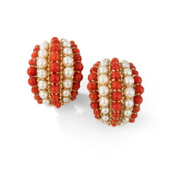 Boucles d'oreilles VAN CLEEF & ARPELS "Twist" en or jaune, corail et perles - Castafiore