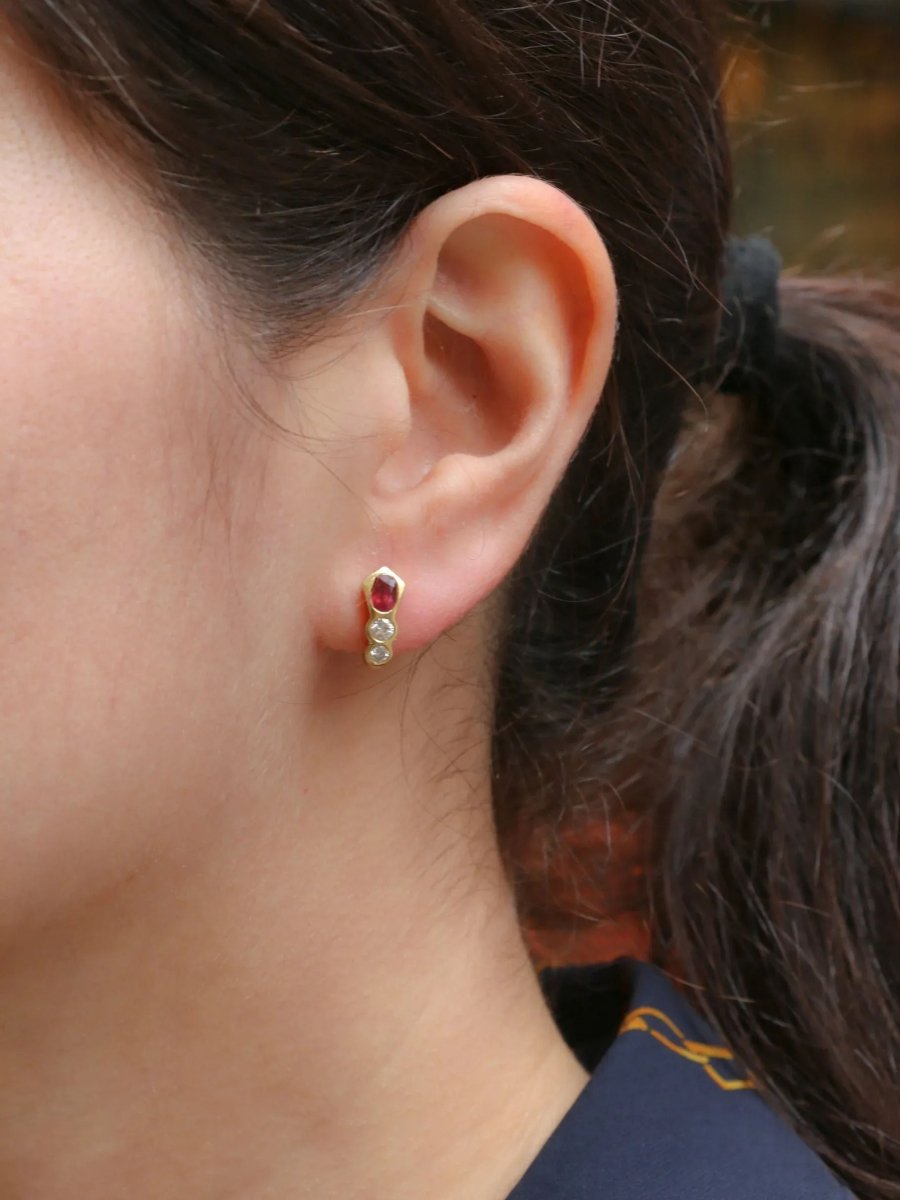 Boucles d’oreilles vintage en or jaune, diamants et rubis - Castafiore