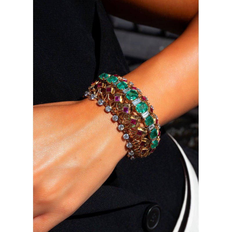 Bracelet 1940 Or Jaune, Emeraudes de Colombie, Diamants et Rubis - Castafiore