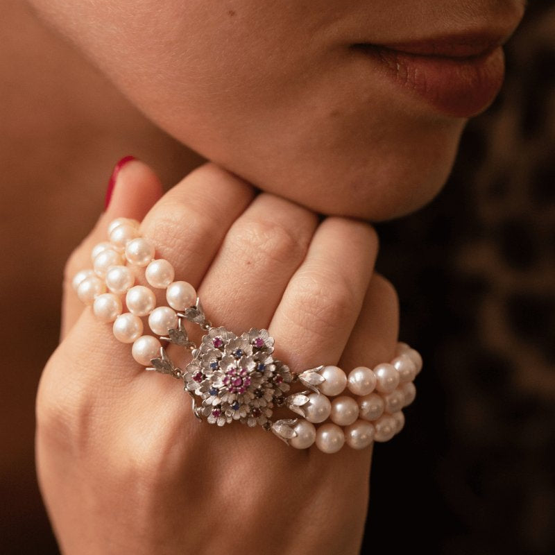 Bracelet 3 rangs de perles fermoir or gris saphirs et rubis - Castafiore