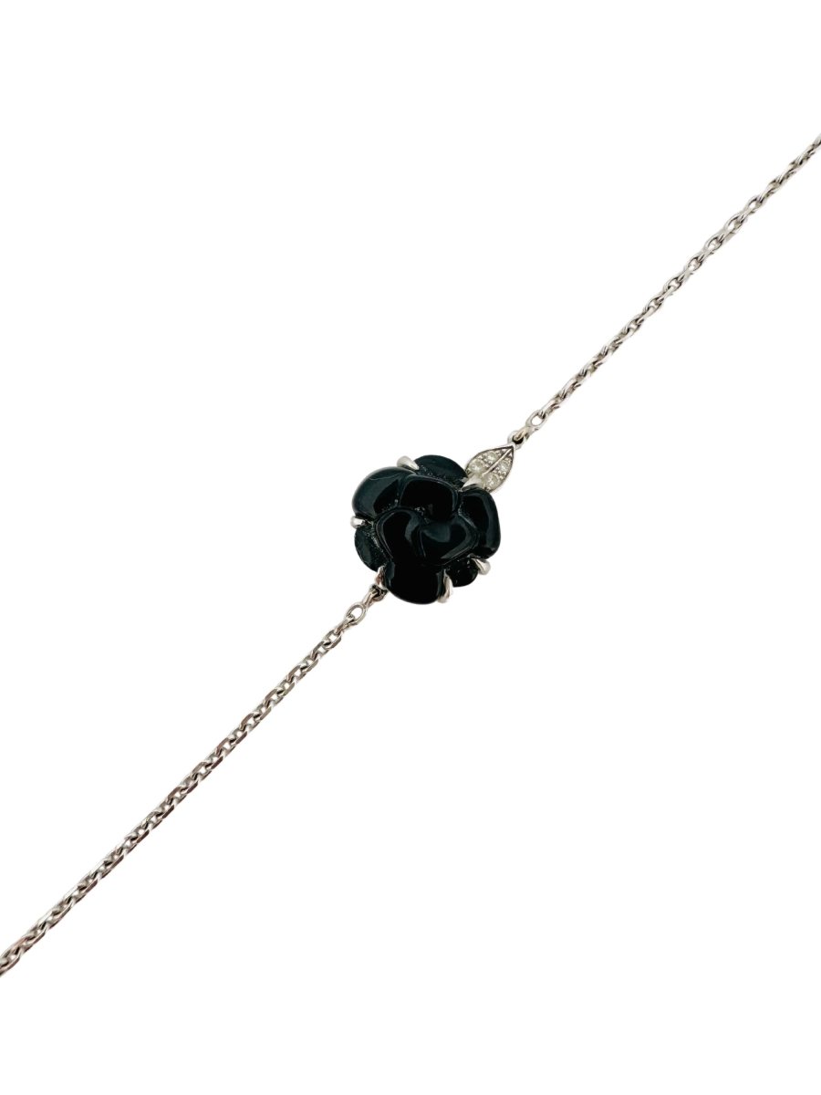 Bracelet CHANEL Camélia en or blanc, onyx et diamants - Castafiore