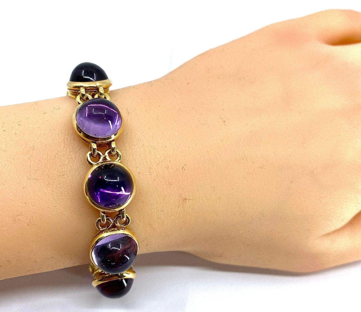 Bracelet en or 18 carats orné de 9 améthystes en cabochon - Castafiore