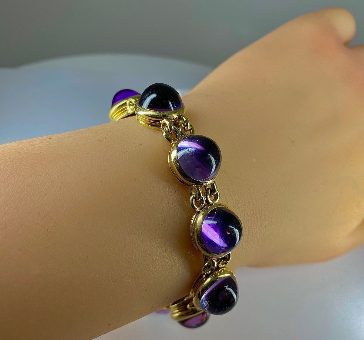 Bracelet en or 18 carats orné de 9 améthystes en cabochon - Castafiore