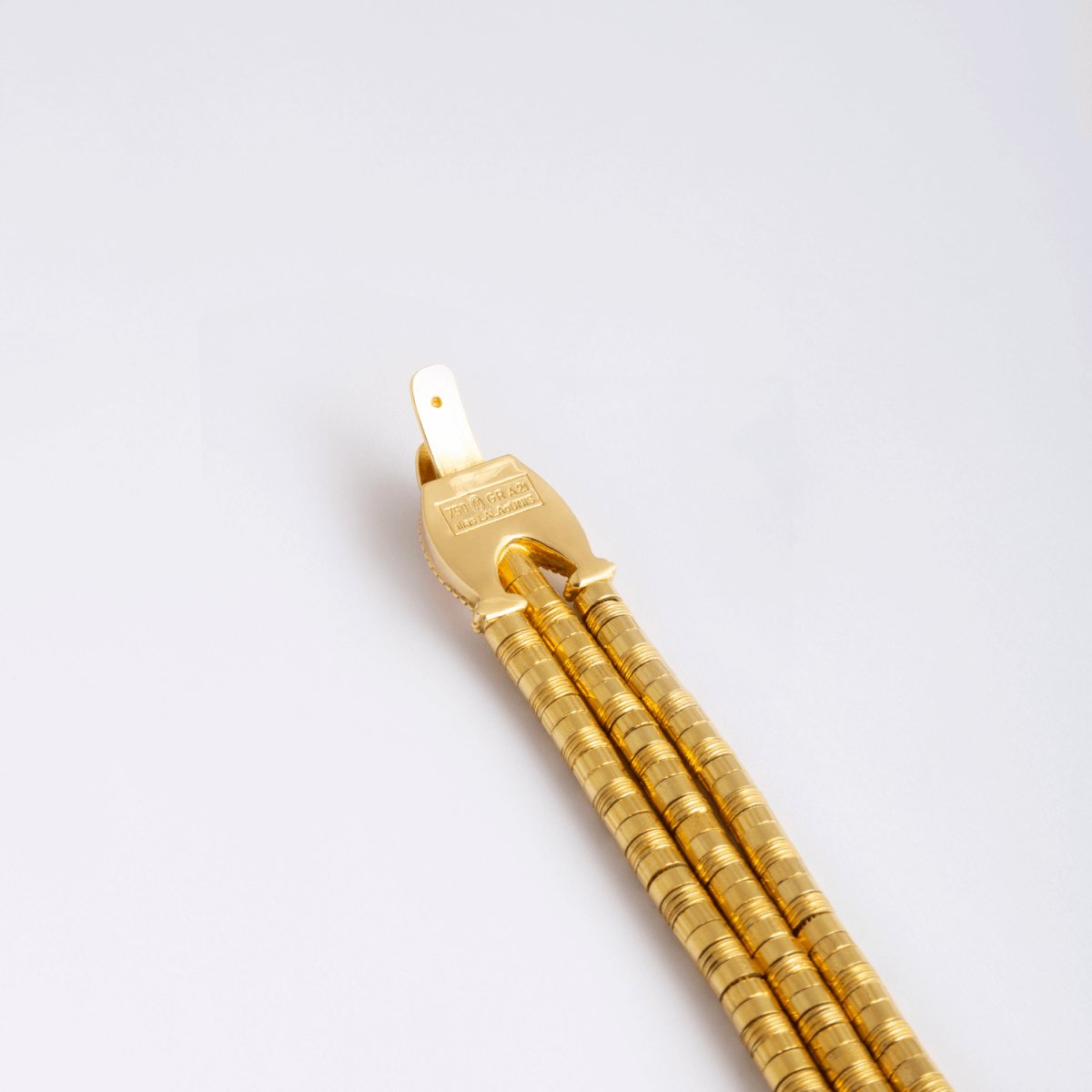 Bracelet en or jaune 18 carats composé de trois rangs, signé LALAOUNIS - Castafiore