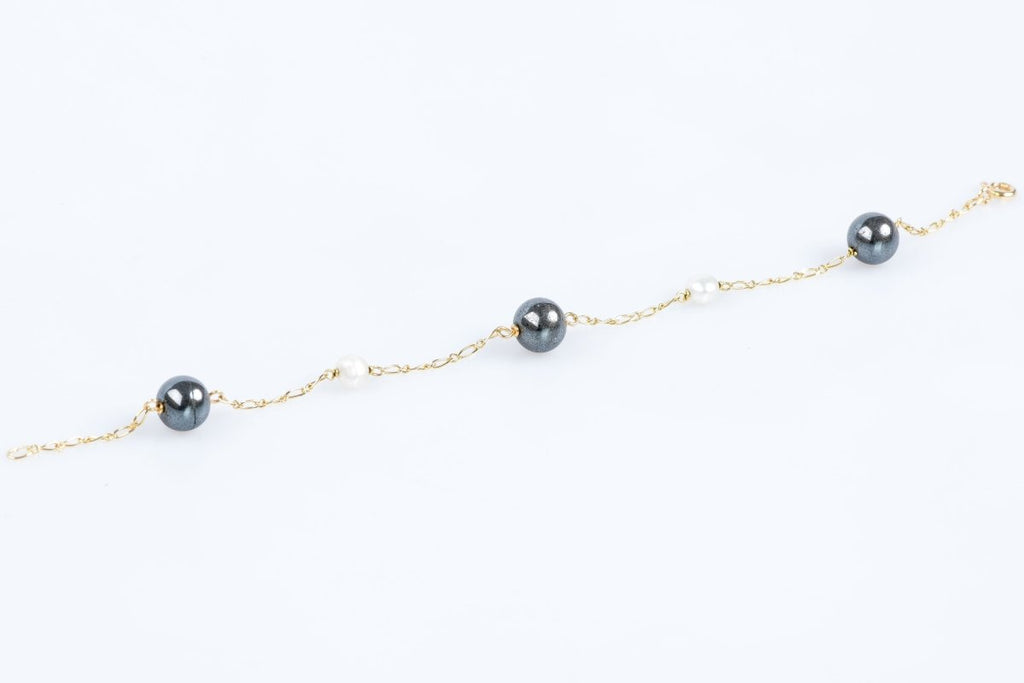 Bracelet en or jaune 18 carats orné de 3 perles de Tahiti gris foncé et de 2 petites perles naturelles blanches - Castafiore