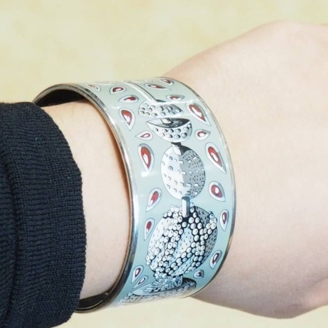 Bracelet Hermès manchette en métal argenté à décor - Castafiore