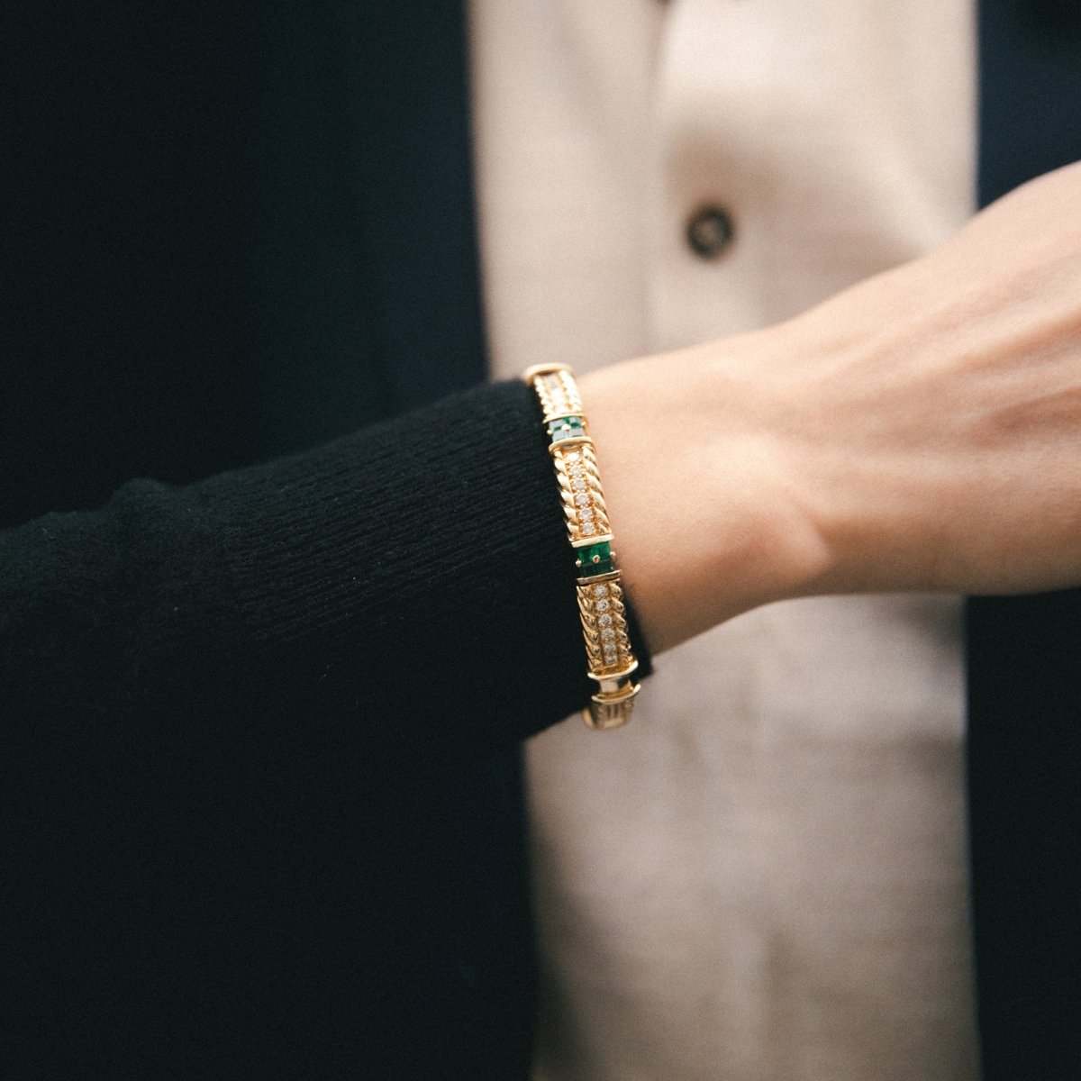 Bracelet Jonc en or jaune, émeraudes et diamants - Castafiore