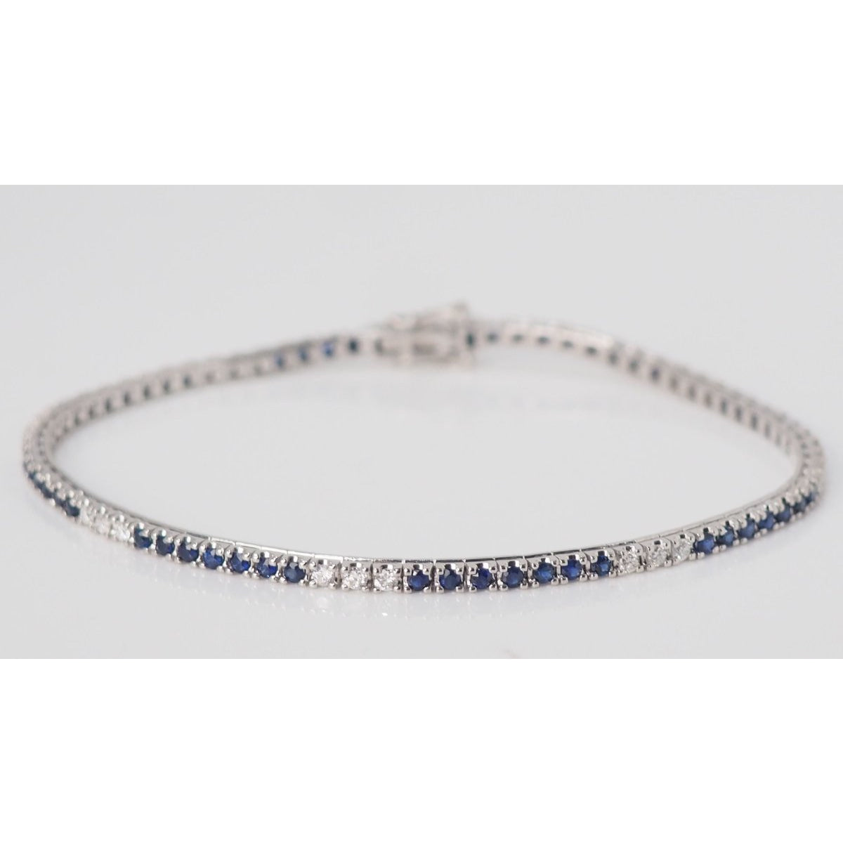 Bracelet Ligne en or blanc saphirs et diamants - Castafiore