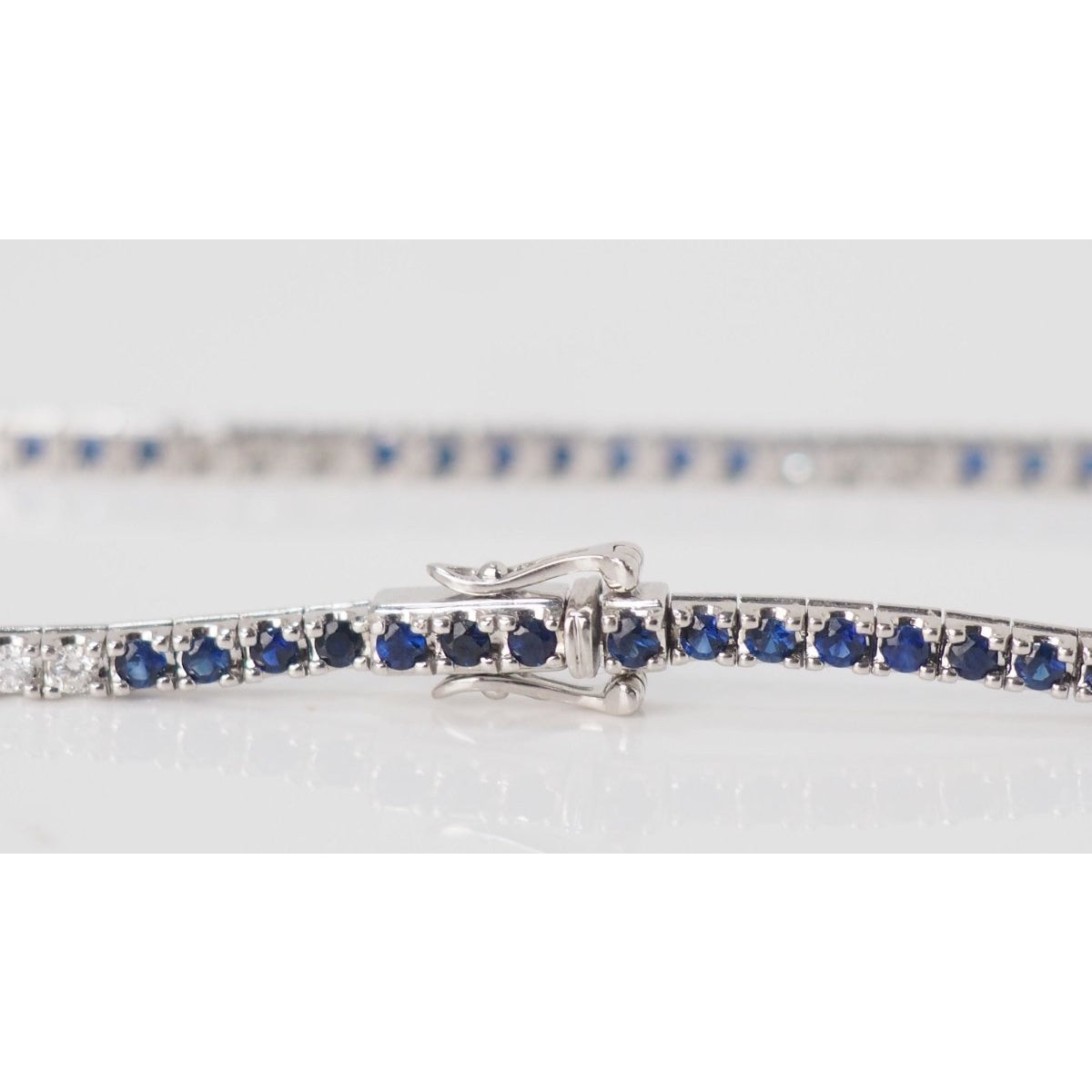 Bracelet Ligne en or blanc saphirs et diamants - Castafiore