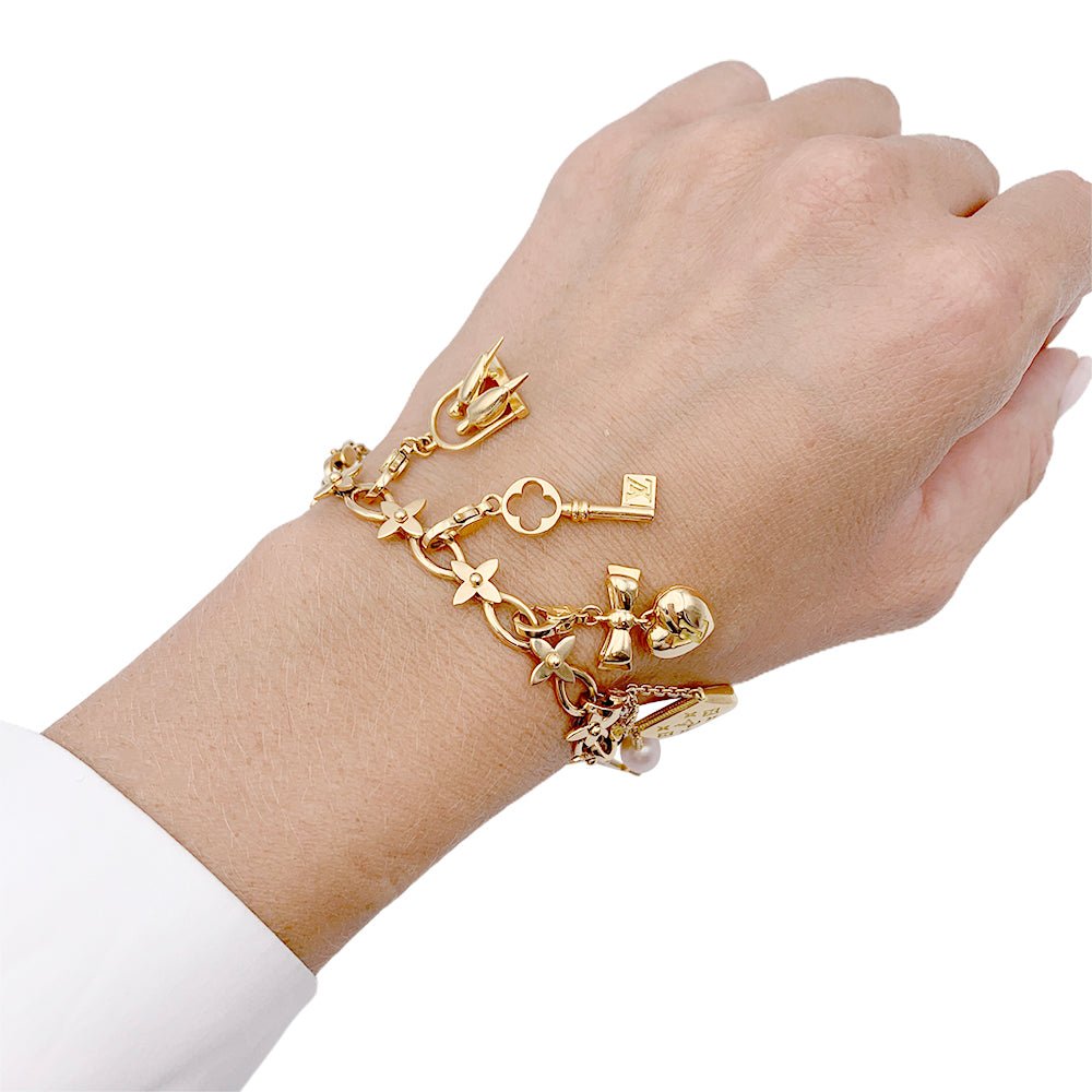 Bracelet Louis Vuitton, "Idylle", breloques, or jaune, or blanc, perles. - Castafiore