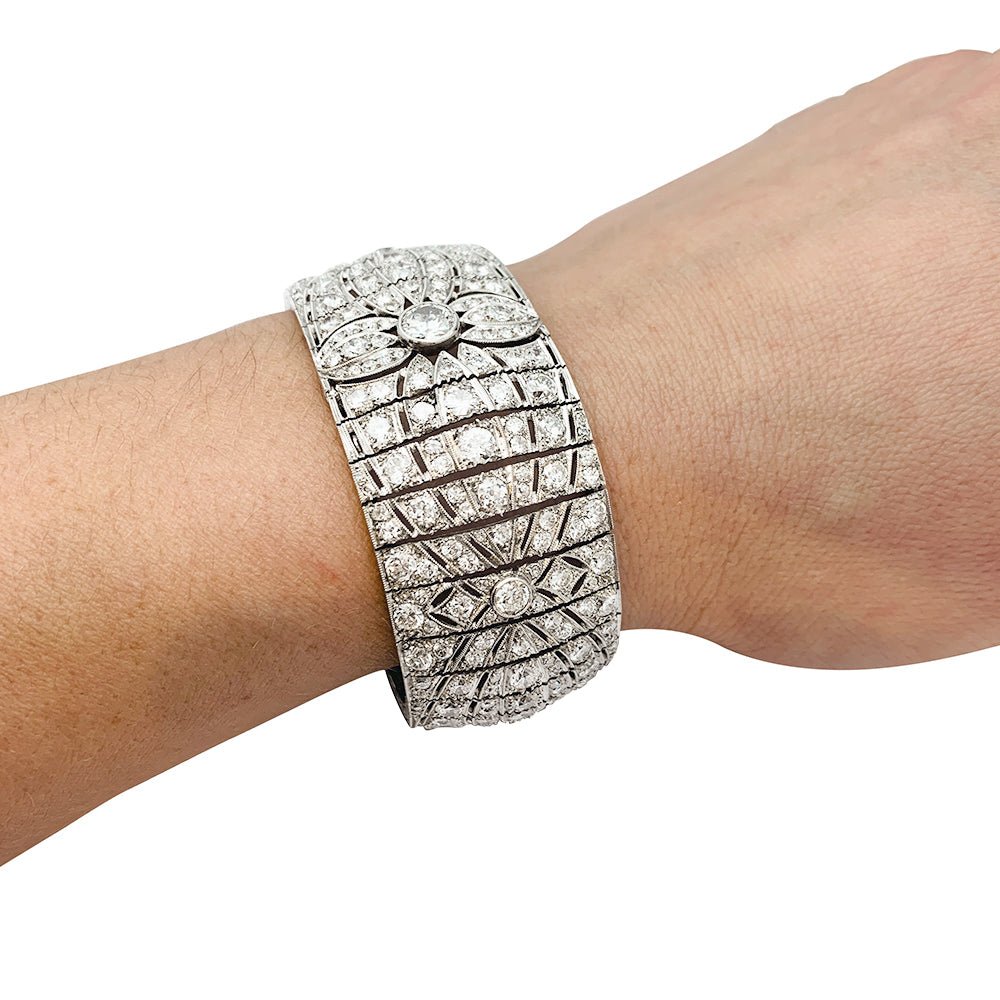 Bracelet Manchette Art Déco en platine et diamants - Castafiore