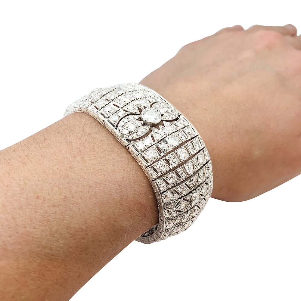 Bracelet Manchette Art Déco en platine et diamants - Castafiore