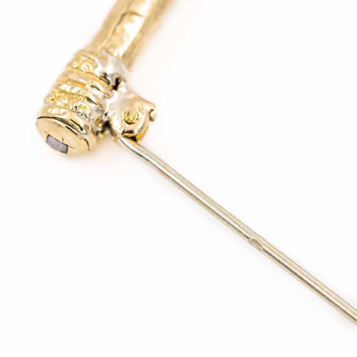 Broche à pampille en or jaune, émail et perles - Castafiore