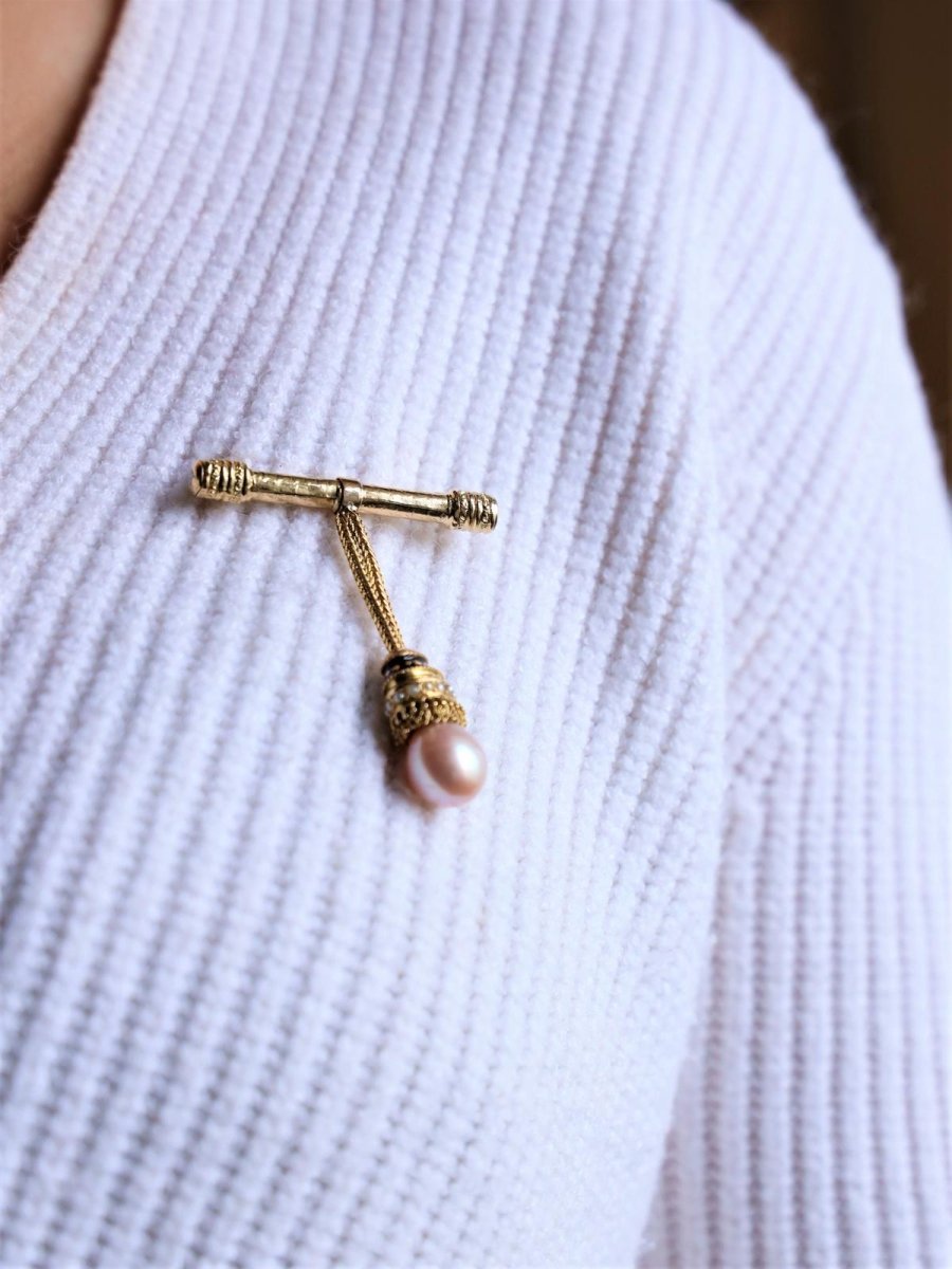 Broche à pampille en or jaune, émail et perles - Castafiore