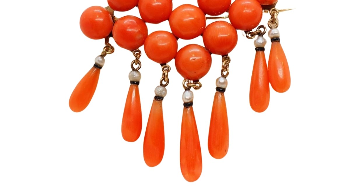 Broche ajourée de Napoléon III en or jaune, ornée de perles pampilles de corail et émail noir - Castafiore