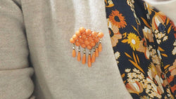 Broche ajourée de Napoléon III en or jaune, ornée de perles pampilles de corail et émail noir - Castafiore