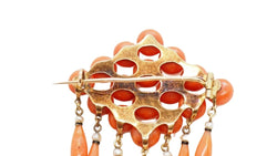 Broche ajourée de Napoléon III en or jaune, ornée de perles pampilles de corail et émail noir - Castafiore