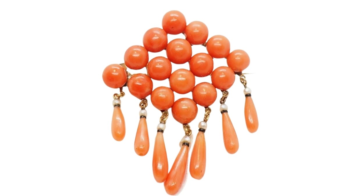 Broche ajourée de Napoléon III en or jaune, ornée de perles pampilles de corail et émail noir - Castafiore