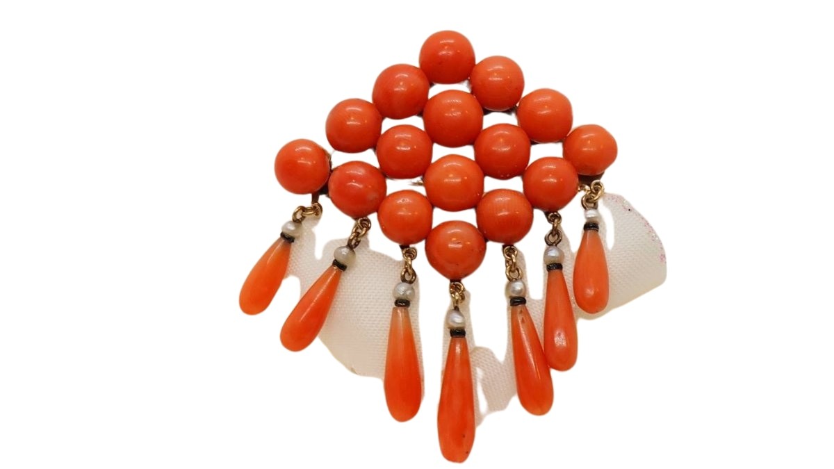 Broche ajourée de Napoléon III en or jaune, ornée de perles pampilles de corail et émail noir - Castafiore