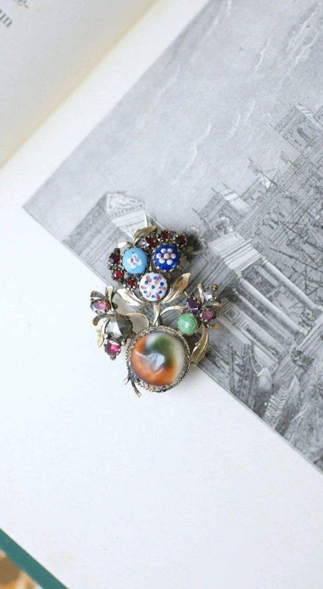 Broche ancienne operculum, grenat, et porcelaine - Castafiore
