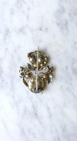Broche ancienne operculum, grenat, et porcelaine - Castafiore