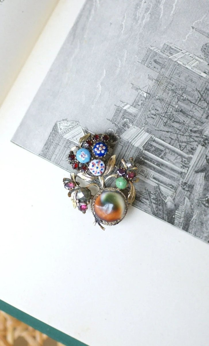 Broche ancienne operculum, grenat, et porcelaine - Castafiore