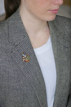 Broche ancienne operculum, grenat, et porcelaine - Castafiore