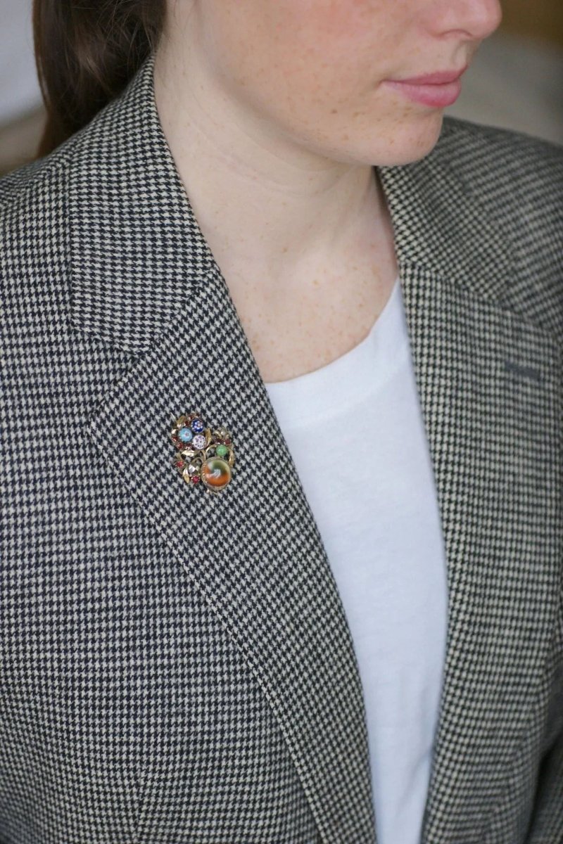 Broche ancienne operculum, grenat, et porcelaine - Castafiore