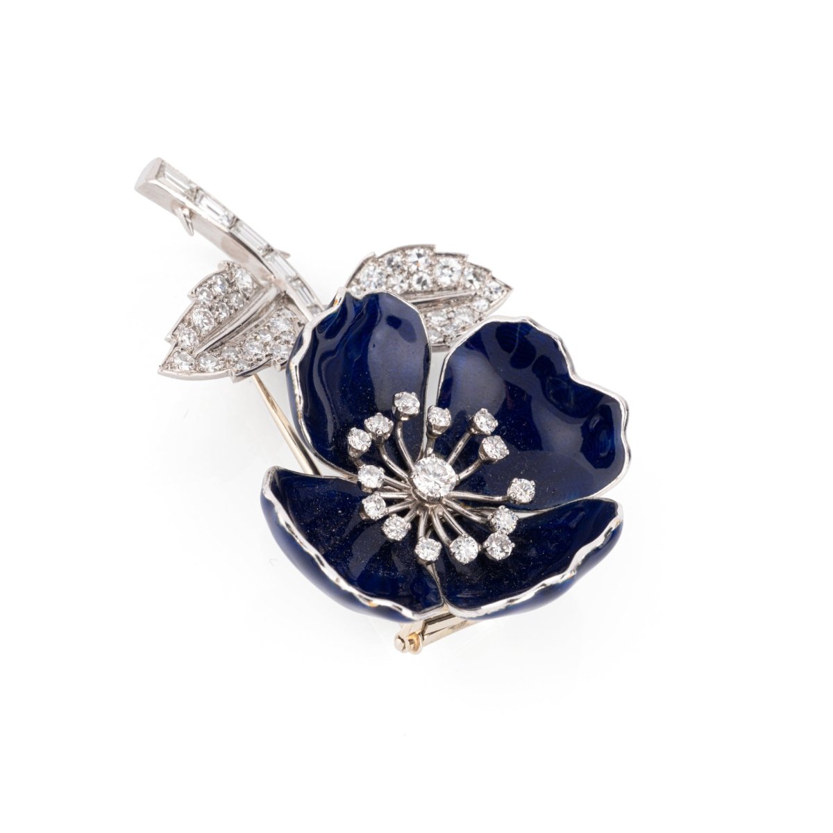 Broche BOUCHERON "Eglantine" en or blanc, platine, émail bleu et diamants - Castafiore