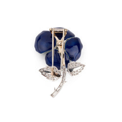 Broche BOUCHERON "Eglantine" en or blanc, platine, émail bleu et diamants - Castafiore