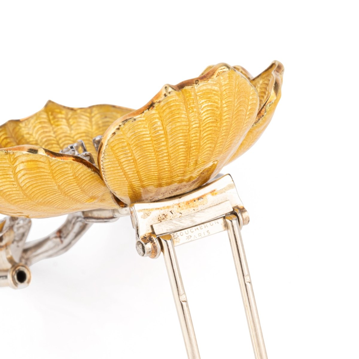 Broche BOUCHERON "Eglantine" en or blanc, platine, émail jaune et diamants - Castafiore