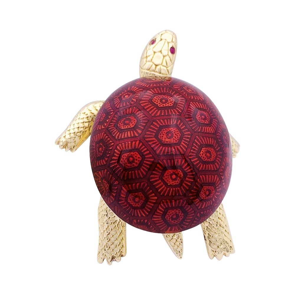 Broche Boucheron, "Tortue", or jaune, émail, rubis. - Castafiore