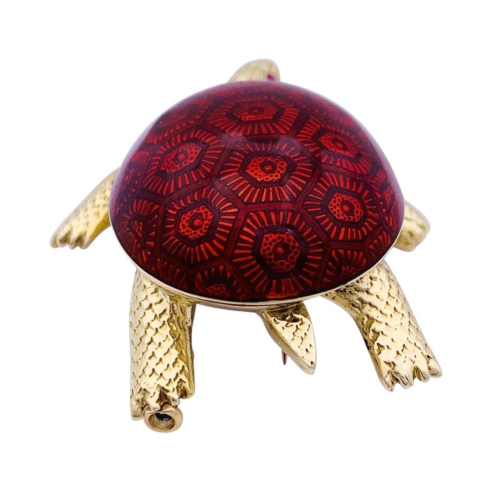 Broche Boucheron, "Tortue", or jaune, émail, rubis. - Castafiore