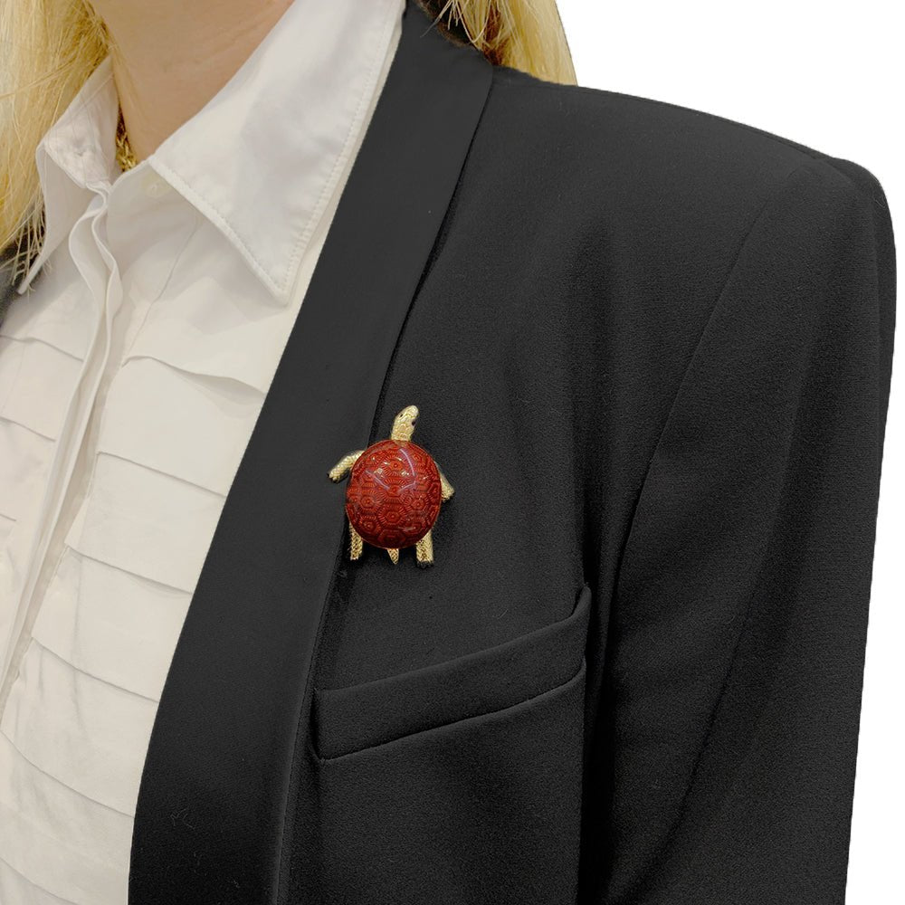 Broche Boucheron, "Tortue", or jaune, émail, rubis. - Castafiore