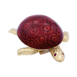 Broche Boucheron, "Tortue", or jaune, émail, rubis. - Castafiore