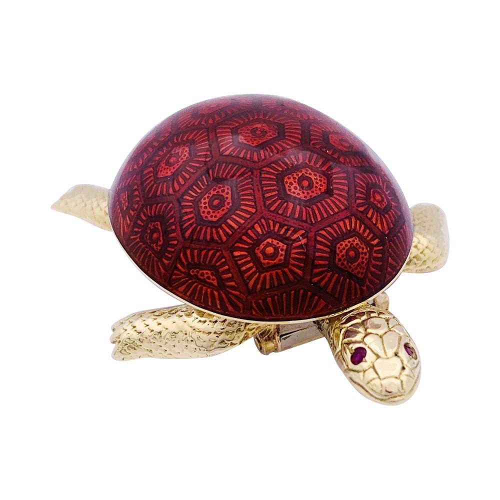 Broche Boucheron, "Tortue", or jaune, émail, rubis. - Castafiore