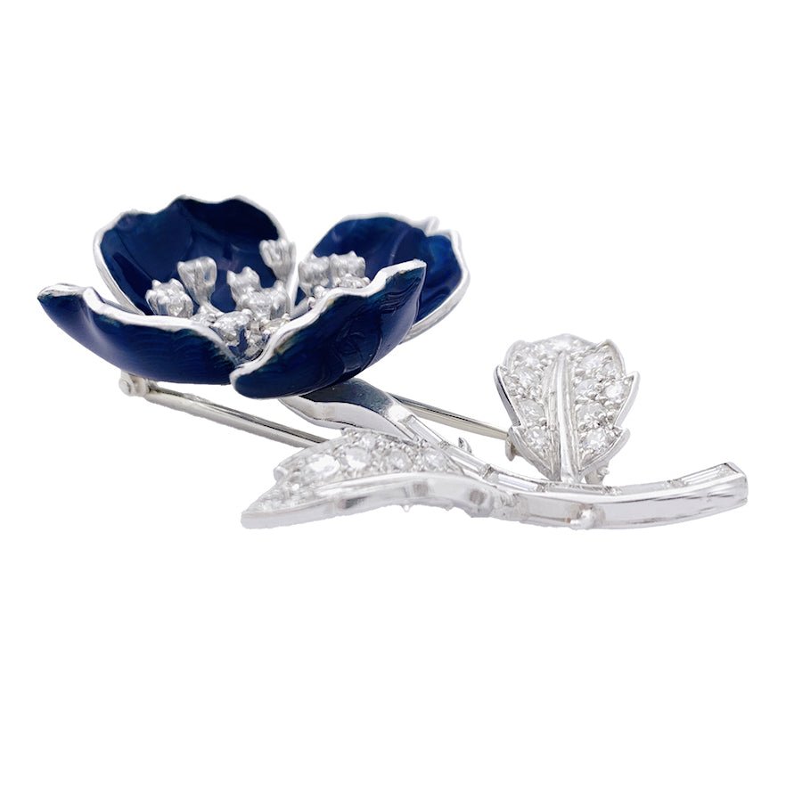 Broche Clip BOUCHERON "Eglantine" en or blanc, platine, émail et diamants - Castafiore