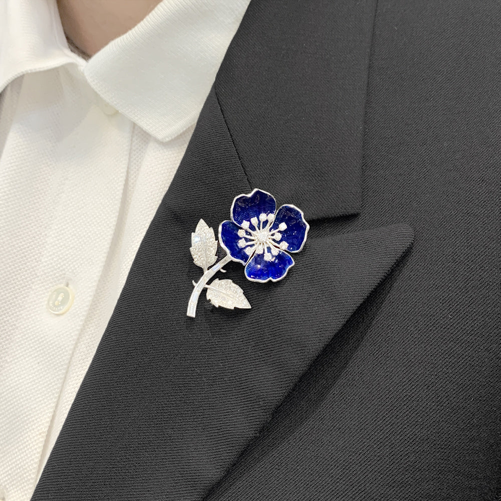 Broche Clip BOUCHERON "Eglantine" en or blanc, platine, émail et diamants - Castafiore