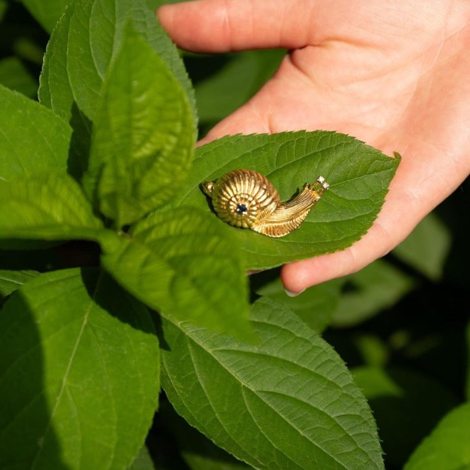 Broche Clip CARTIER "Escargot" en or jaune, saphir et diamant - Castafiore