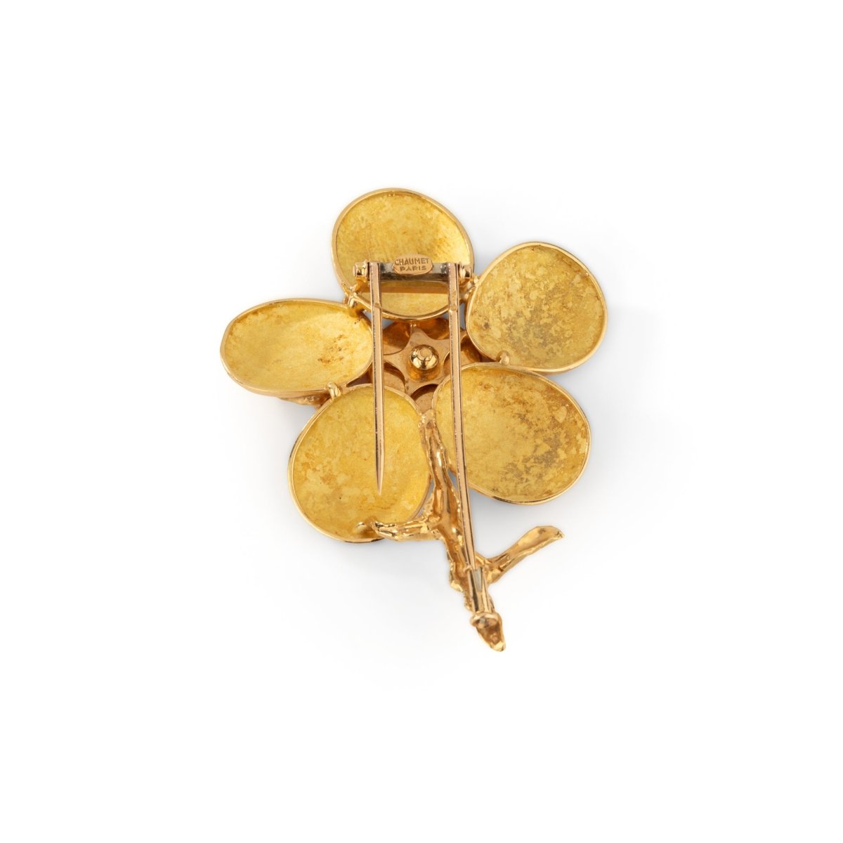 Broche Clip CHAUMET en or jaune, corail rose et diamants - Castafiore