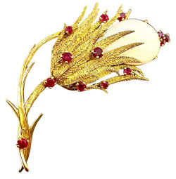 Broche en or 18 carats ornée d’une importante opale et de 13 rubis, vers 1960 - Castafiore